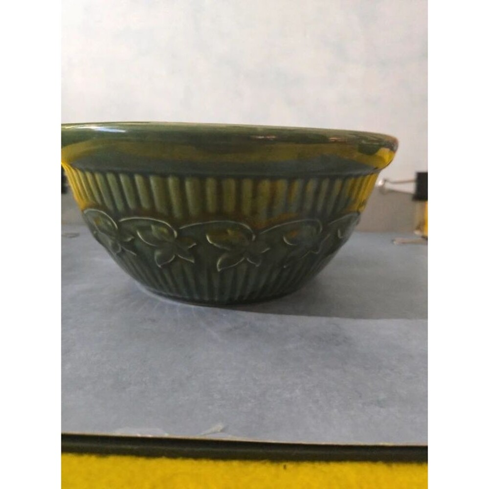 Vtg.  Maple Leaf  Monmouth Stoneware Pottery Bowl (MT-3)